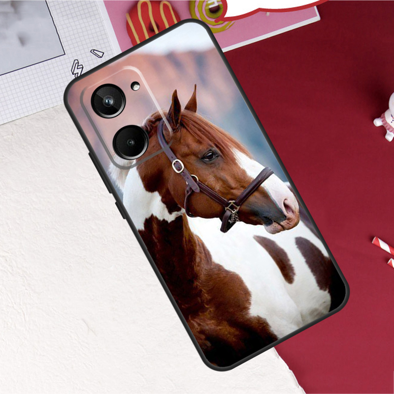 動物柄の馬のイラストが描かれた、Realme C33、C61 - Realme C67 のレビューと価格