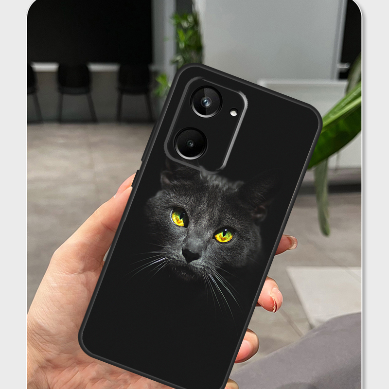 黒猫の目が見つめているデザインのRealme C63、C75 - Realme C67 のレビューと価格