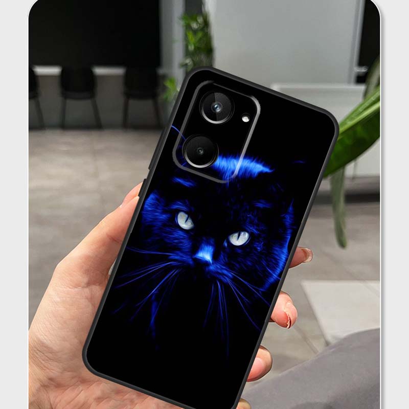 黒猫の目が見つめているデザインのRealme C63、C75 - Realme C67 のレビューと価格